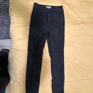 Madewell High-Rise Skinny Jeans in Lunar Black, Women's Size S (26)